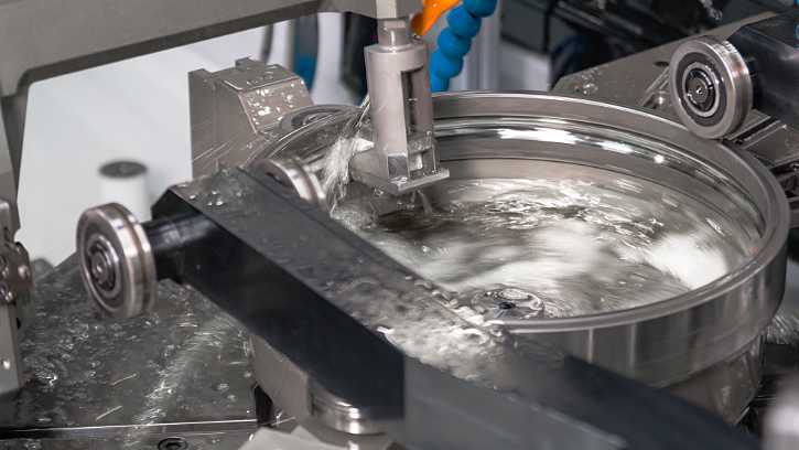 Schleifen und Polieren von Türgriffen Schleifen und Polieren von Türgriffen